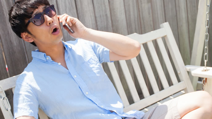 電話で面接結果を知らされた男性
