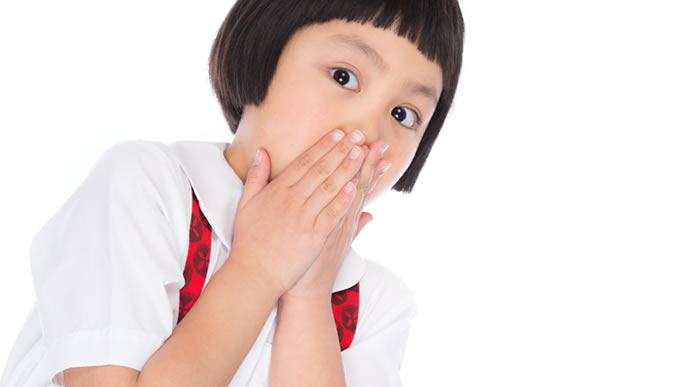 驚いた表情のおかっぱ小学生