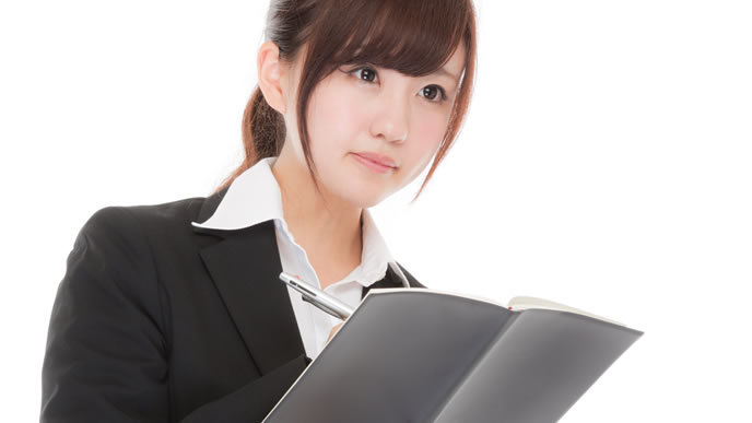 真剣に話を聞く女性