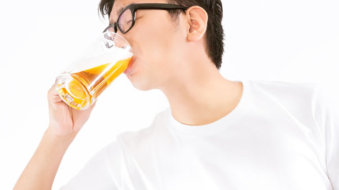 お酒を飲むことが趣味の男性