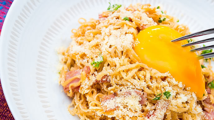 卵とカップラーメンを使った節約料理