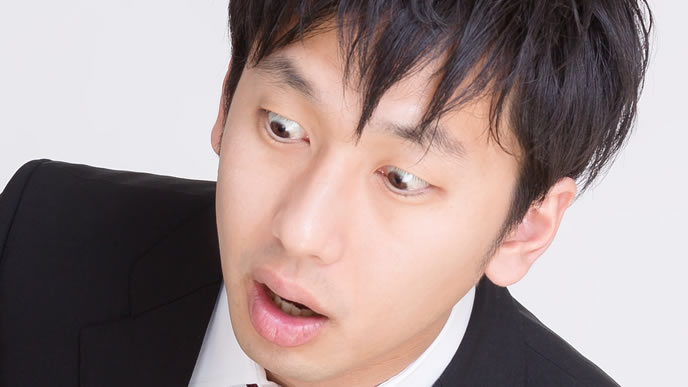 平均貯金額に驚く男性