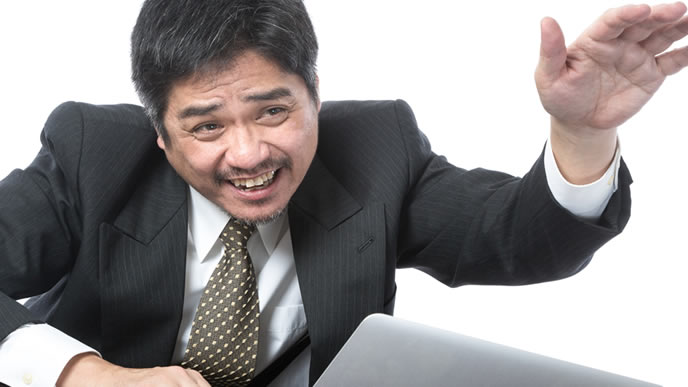 お金に振り回される男性