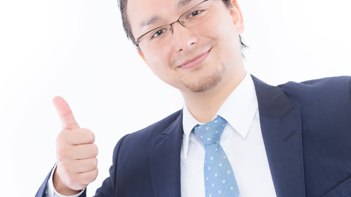 効率的な節約方法を教えてくれる男性