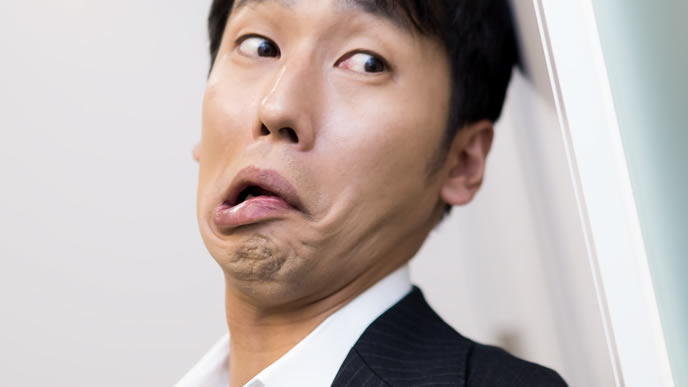 驚きの情報を聞いてしまった男性