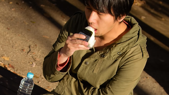 夢のマイホームのために節約する男性