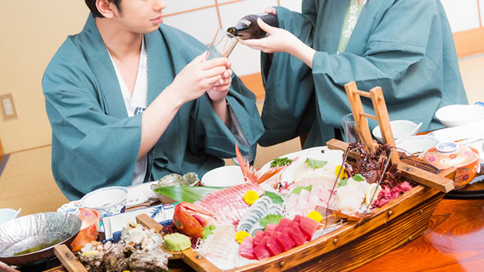 小銭貯金で貯めたお金で旅行を楽しむ夫婦