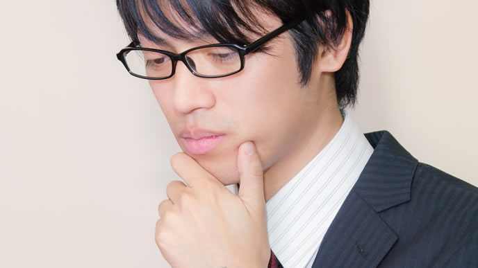 どうすれば良いのかやり方を考えている男性