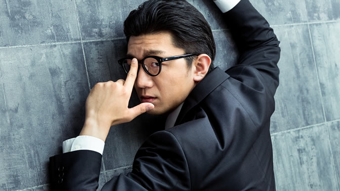 カメラ目線でポージングする男性