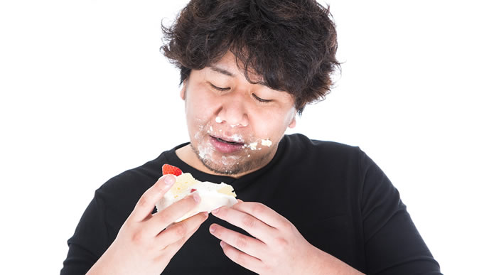 ケーキにむしゃぶりつく男性