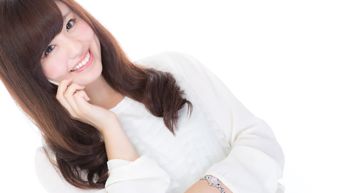 笑顔で話す流行に敏感な女性