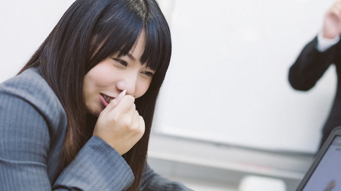 仕事中に財テクを調べる女性社員
