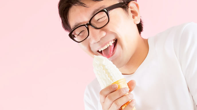 無邪気にソフトクリームを食べる自由な男