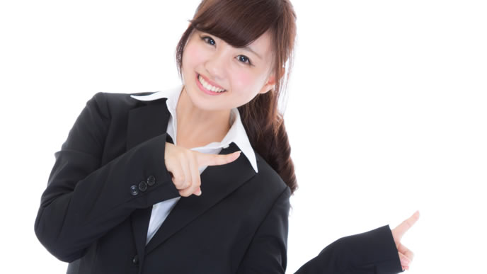 指差し案内で教えてくれる女性