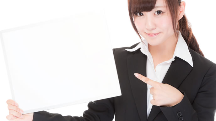 チェックポイントを示す女性社員