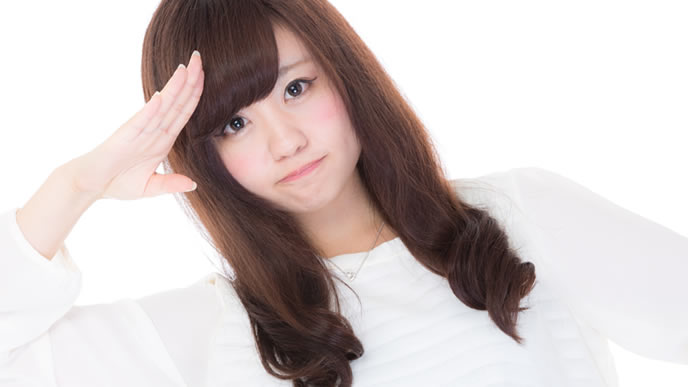 敬礼でお礼の気持ちを表す女性