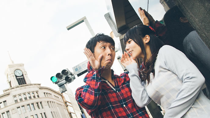 実態をヒソヒソ教えてくれる女性