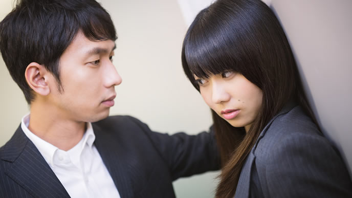 部下にコーヒーをおごり予定外の出費の男性