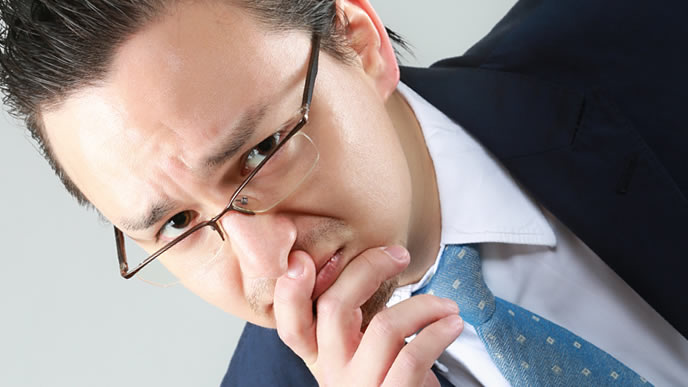 対策を練っているやり手の営業マン