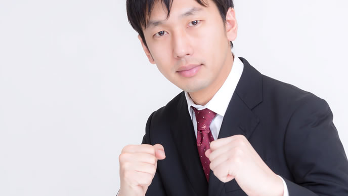 ファイティングポーズでアピールする男性