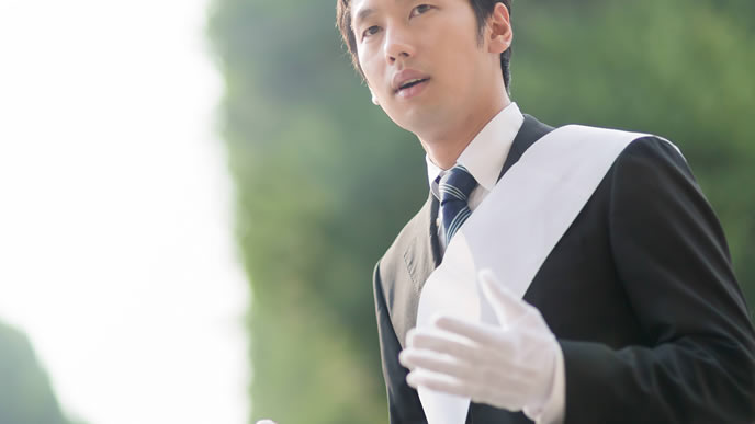 自分のエピソードを語る選挙の人