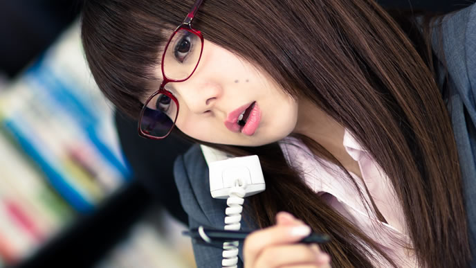 電話で仕事の話をするやり手OL
