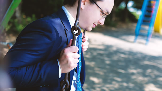 将来のことを考えると不安でしかたない男性