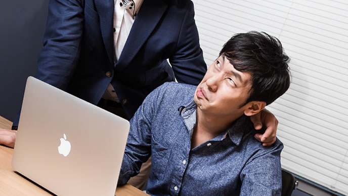 嫌いな上司に肩を叩かれるフリーター