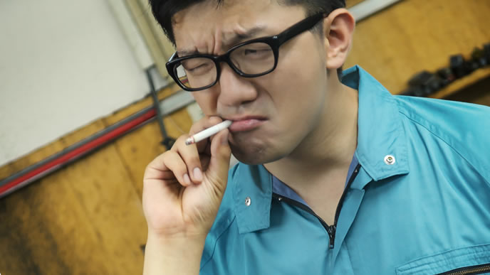 毎日一生懸命働く期間社員の男性