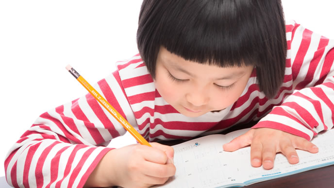 資格取得に励む小学生
