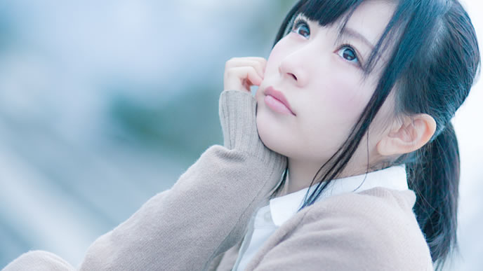 自己PRを考えている最中の女性