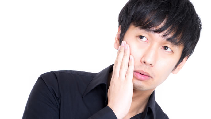 歯が痛くて切ない表情の男性