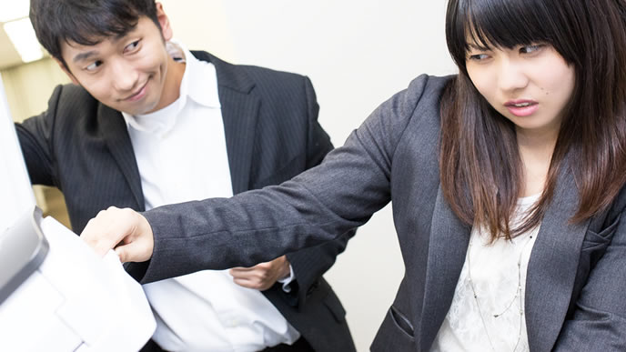 コピー機の使い方がわからない派遣社員