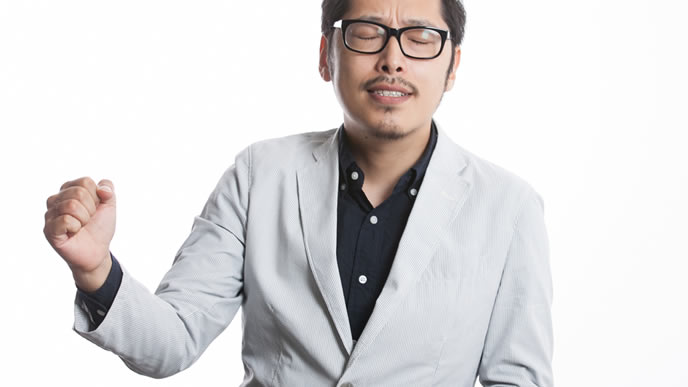 就活を噛みしめる男性