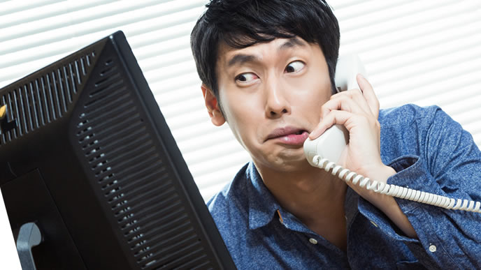 アルバイトの求人先に応募する男性