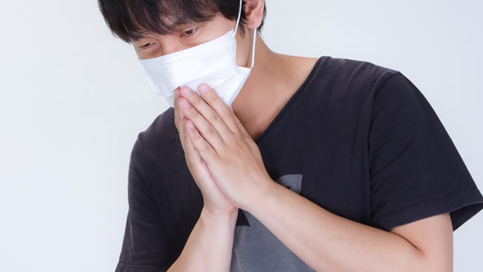風を引いて咳き込む男性