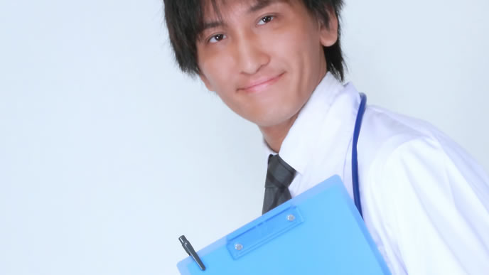 真っ黒に日焼けした医療事務の男性