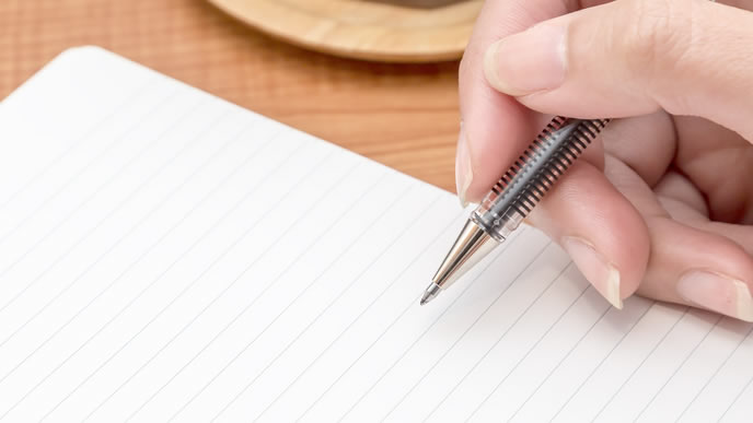 アルバイトの履歴書を書く練習をしている人