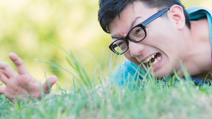 アルバイト中に苦痛の表情をする男性