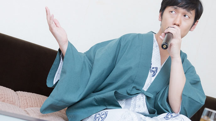 宴会芸を練習する男性