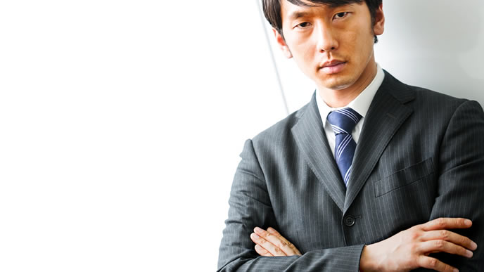 腕を組む売上No.１営業マン