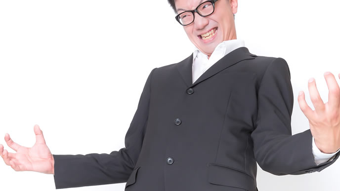 柔軟な体を見せつける男性