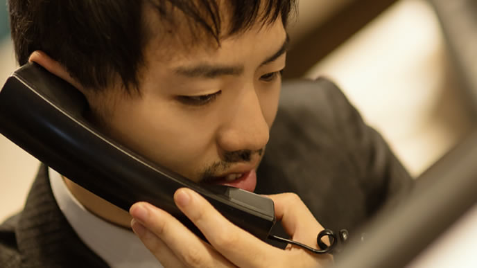 電話対応に追われる担当者