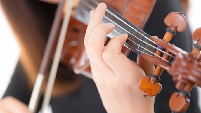 趣味のバイオリンを弾く女性