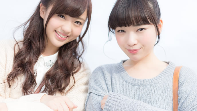 就活が落ち着いて親友と旅行する女性