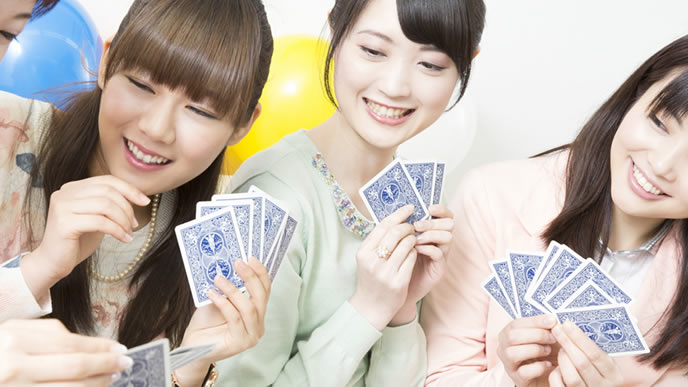 就活が終わり友人達と楽しい時を過ごす女性