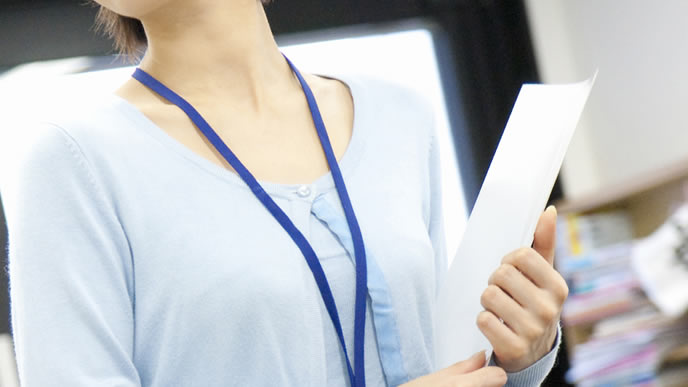 オフィスカジュアルの恰好で自由な社風の会社で働く女性