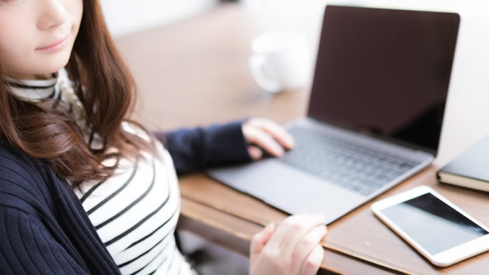 ファッションセンスを自己診断する女性