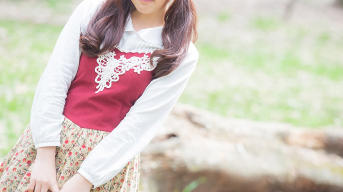 ガーリーな私服でアパレル系の面接に向かう女性