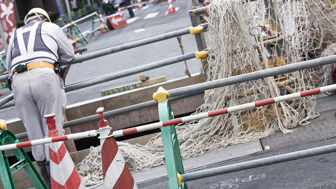 寒空の下で働く日雇い労働者